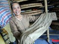 La artesana de élite Phan Thi Thuan muestra su pasión por el tejido de seda en la aldea de Phung Xa