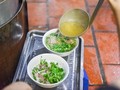 Business Insider presenta cinco restaurantes callejeros de Hanoi con estrellas Michelin