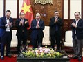 Presiden Nguyen Xuan Phuc Puji Dua Pelatih Sepak Bola Putra dan Putri Vietnam