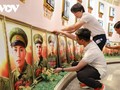 디엔비엔푸 전투에 참전한 30명의 인민무장영웅 초상화를 복원한 베트남 청년들