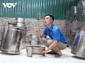 給湯機能をもついろりシステムの開発・販売で起業するテーイ族の青年
