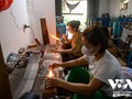 ガラス製品製造のトンニャット村