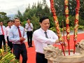 越南国会副主席阮刻定在鬼鹿角礁烈士纪念区上香