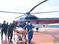 直升机将两名患者从越南长沙岛送回陆地接受治疗