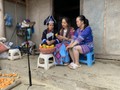 Die Frau der Mong hilft Bauern beim Verbrauch von Agrarprodukten durch digitale Technologien