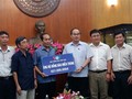 Ketua Pengurus Besar Front Tanah Air Vietnam, Nguyen Thien Nhan menerima bantuan untuk warga di daerah Vietnam Tengah
