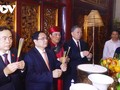 Премьер-министр Фам Минь Тинь воскурил благовония в память о королях Хунгах