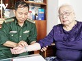 Нинь Конг Кхань - военный врач, проводящий бесплатный медосмотр малоимущих людей