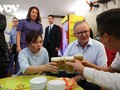 Thủ tướng Australia Anthony Albanese thưởng thức bia hơi giữa ngày hè Hà Nội