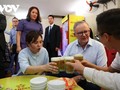 Thủ tướng Australia Anthony Albanese uống bia hơi, ăn bánh mì truyền thống Hà Nội 