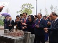 Les dirigeants du Parti et de l'État rendent hommage aux héros tombés à Diên Biên Phu  ​