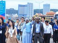 Đoàn đại biểu tham dự Hội nghị Nghị sĩ trẻ toàn cầu lần thứ 9 tham quan Vịnh Hạ Long