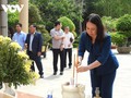 Временно исполняющая обязанности президента Во Тхи Ань Суан воскурила благовония в память о павших фронтовиках в тюрьме Контум  
