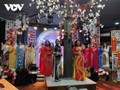Đặc sắc tà áo dài truyền thống Việt Nam qua Hội ngộ sắc xuân 2022