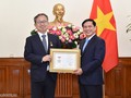 Trao tặng Kỷ niệm chương “Vì sự nghiệp ngoại giao Việt Nam” cho Đại sứ Nhật Bản tại Việt Nam