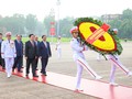 49. Jahrestag der Vereinigung des Landes: Spitzenpolitiker besuchen Ho Chi Minh-Mausoleum