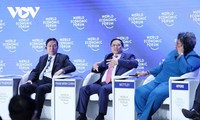 Perdana Menteri Pham Minh Chinh Memberikan banyak Pendapat pada Diskusi Pertama Konferensi WEF Tianjin