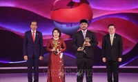 Wirausaha Vietnam Nguyen Thi Tuyet Minh Terima Penghargaan atas Sumbangan Besarnya kepada Pembangunan Komunitas ASEAN