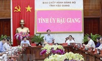 Ketua Majelis Nasional Vuong Dinh Hue Melakukan Temu Kerja dengan Pimpinan Komite Partai Provinsi Hau Giang.