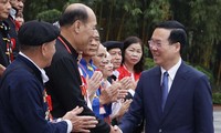Presiden Vo Van Thuong Bertemu dengan Delegasi orang-orang Berwibawa yang Tipikal di Kalangan Etnis Minoritas