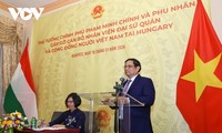 PM Pham Minh Chinh dan Istri Bertemu dengan Perwakilan Komunitas Vietnam di Hungaria