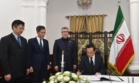 Deputi PM Tran Luu Quang Tulis Buku Belasungkawa di Kedutaan Besar Iran