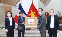 Kedubes Vietnam untuk Perancis memberikan masker kepada sahabat Perancis 