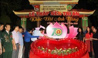 Acara menyalakan lilin untuk mengenangkan martir dan mantan pemuda pembidas di Simpang Tiga Dong Loc