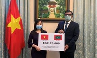 Memberikan bingkisan Pemerintah Vietnam kepada Pemerintah dan rakyat Maladewa untuk mencegah dan menanggulangi wabah Covid-19