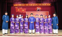 Pegawai Negara laki-laki di Provinsi Thua Thien-Hue mengenakan busana Ao Dai untuk bekerja: Menjaga busana tradisional bangsa