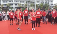 Lomba lari estafet “Naik dengan Vietnam” dimulai 