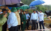 Melanjutkan upaya-upaya untuk mengatasi akibat hujan lebat dan banjir bandang di Vietnam Tengah 