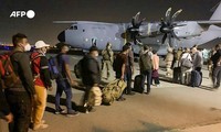 Pesawat Terbang Militer Mulai Ungsikan Diplomat dari Kabul