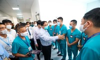 PM Pham Minh Chinh Inspeksi Rumah Sakit Lapangan Tingkat Teratas Pengobatan Covid-19