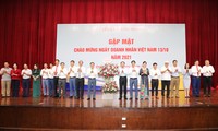 Temu Muka dengan Badan Usaha Sehubungan dengan Peringatan Hari Wirausaha Vietnam