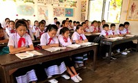 Mengatasi Kesulitan – Pak Guru Vietnam Mengajarkan Bahasa Ibu di Negeri Seribu Gajah