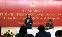 Wapres Vo Thi Anh Xuan Bertemu dengan Para Pejabat dan Staf Kedubes Vietnam di Filipina