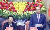 Presiden Nguyen Xuan Phuc Temui Delegasi Orang Berprestise yang Tipikal Provinsi Ha Giang