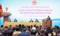 PM Pham Minh Chinh Pimpin Konferensi Mengatasi Kesulitan dan Mendorong Perkembangan Pasar Real Estate Secara Aman, Sehat, dan Berkelanjutan