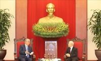 Sekjen Nguyen Phu Trong Menerima Presiden Kazakhstan