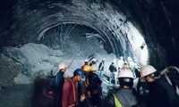 Runtuhnya Terowongan di India: Dengan Giat Selamatkan Para Buruh