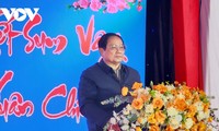 PM Vietnam Kunjungi dan Berikan Bingkisan kepada Keluarga yang Mendapat Kebijakan Prioritas, Kaum Buruh dan Pekerja di Provinsi Thanh Hoa