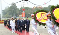 Pimpinan Partai dan Negara Berziarah kepada Mousoleum Presiden Ho Chi Minh Sehubungan dengan Hari Raya Tet