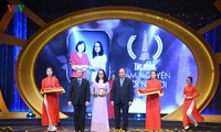  Thủ tướng Nguyễn Xuân Phúc và ông Trần Quốc Vượng trao giải A cho tác phẩm“Tâm nguyện đời người” của nhóm tác giả VOV2.  
