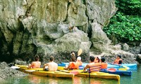 Chèo thuyền kayak khám phá vịnh Hạ Long