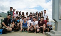 Estudiantes vietnamitas en ultramar visitan la meseta de piedra Dong Van