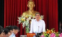 Inspeccionan autoridades vietnamitas construcción partidista en localidades sureñas
