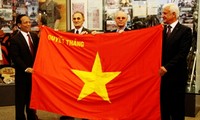 Bandera militar “decidido a ganar” de Vietnam llega a Rusia