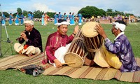 El trio de instrumentos musicales tradicionales de la minoría étnica Cham