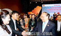 Primer ministro vietnamita recibe a delegados participantes en Cumbre Vietnam 2016